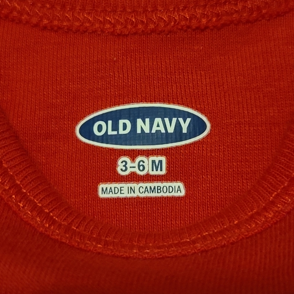 10 for $16 - Old Navy Red 3-6m 'Tiny Arms Huge Hugs' Long Sleeve Onesie - Picture 3 of 3